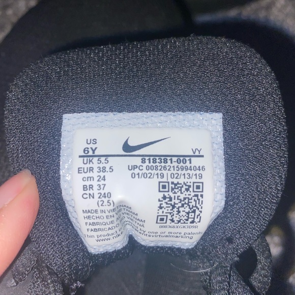 Nike kids running shoes - Picture 2 of 7